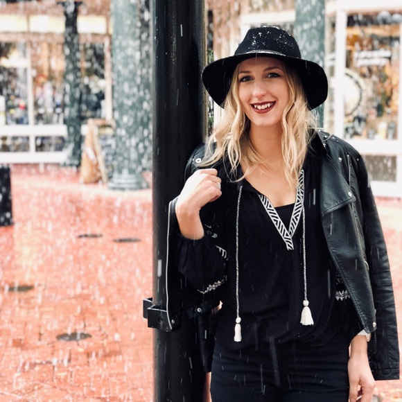 MEET YOUR POSHER - Picture 2 of 6